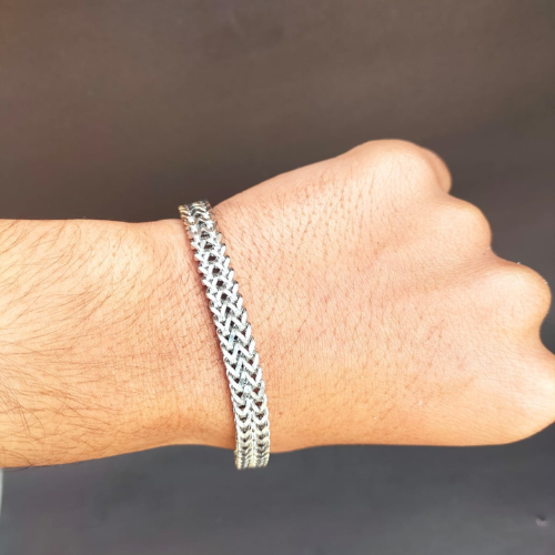 Attractive Silver Chain Bracelet for a Modern Look